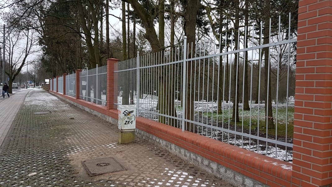 ogrodzenie na Cmentarzu Centralnym