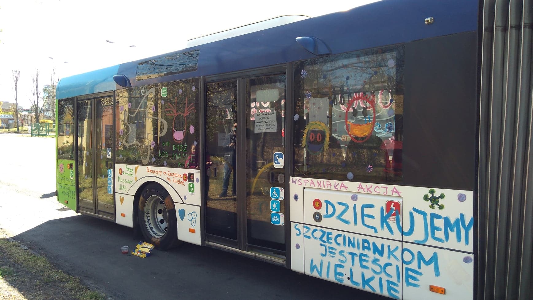 kolorowy autobus szczecinianki szyją maseczki