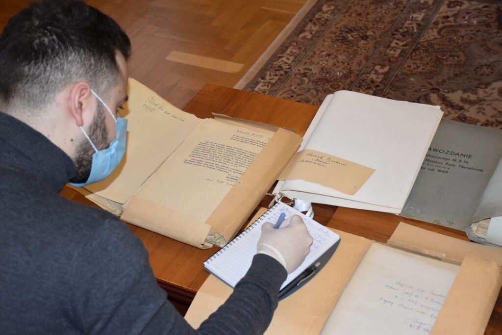 Archiwalne dokumenty odkryte w Urzędzie Miasta w rękach ekspertów