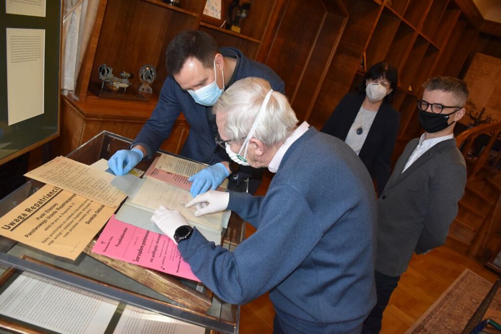 Archiwalne dokumenty odkryte w Urzędzie Miasta w rękach ekspertów