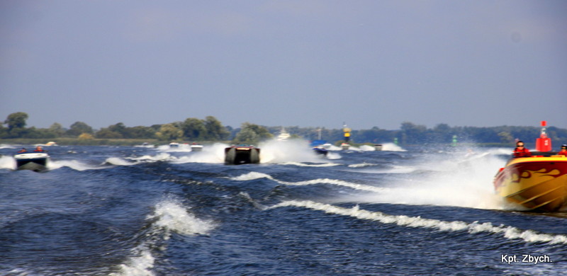 Zlot wyścigowych morskich łodzi motorowych w Trzebieży
