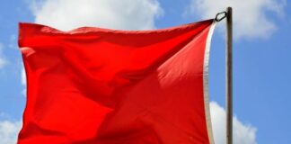 Czerwona flaga dla kąpieliska w Dąbiu